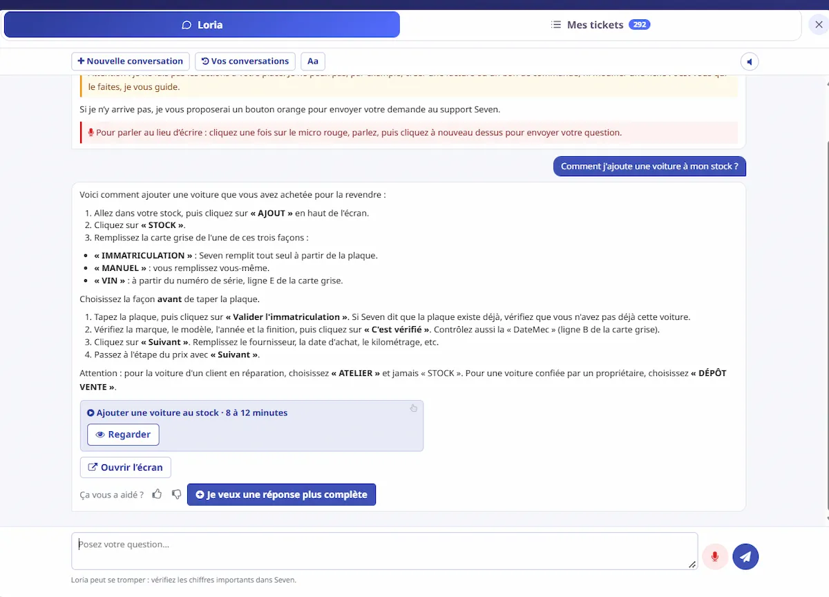 Loria, l’assistante IA de Seven, répond à une question et propose la vidéo de formation